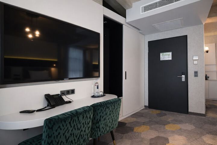 Room 32 of 59