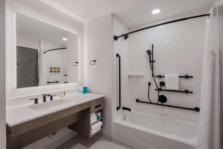 Accessible 2 Queen Accessible Communication Assistance Roll in Shower Smart TV, Microwave and Refrigerator Full Breakfast (16 of 22)