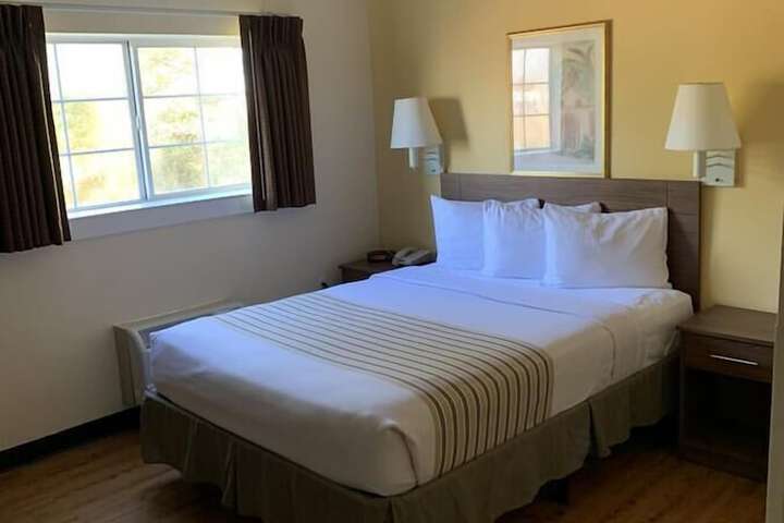 1 Queen Bed Refrigerator, Microwave (3 of 4)