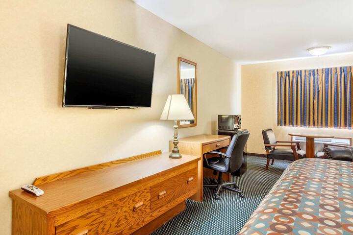 1 King Bed (1 of 6)