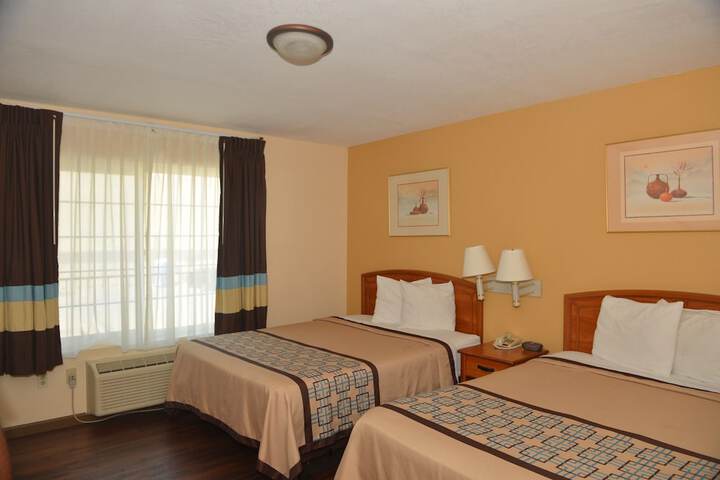 2 Queen Beds (2 of 9)