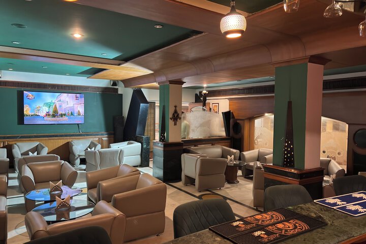 Lounge 43 of 50