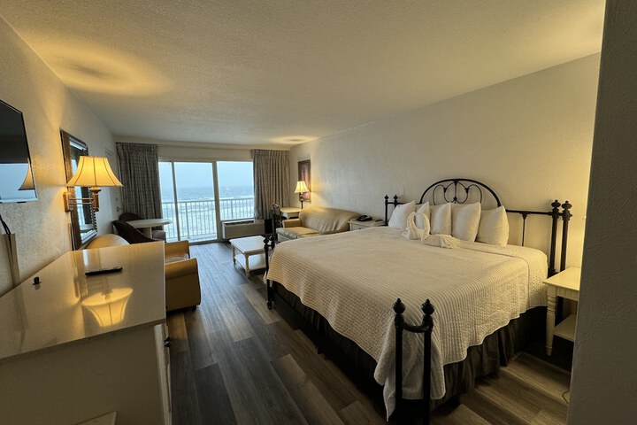 City Room 1 King Bed City View (1 of 14)