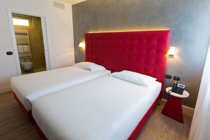 Room 12 of 80