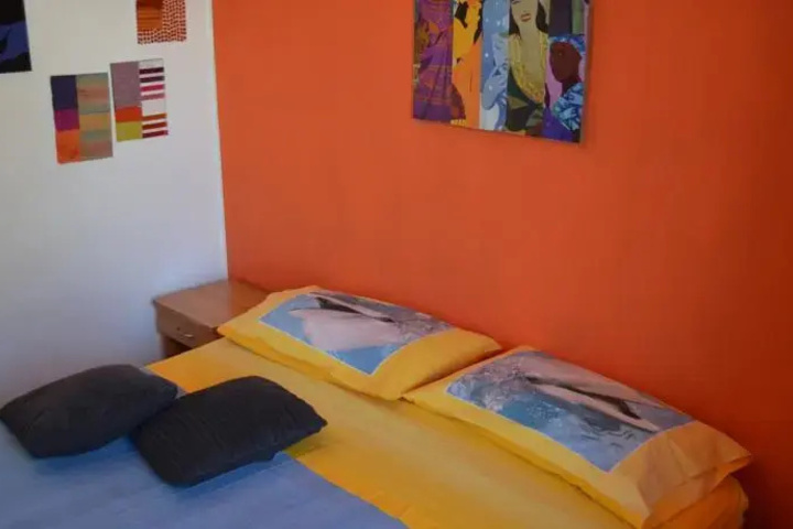 Room 4 of 16