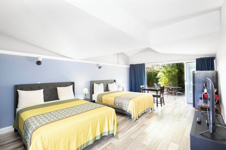 Classic Room with 2 Queen Beds (5 of 15)