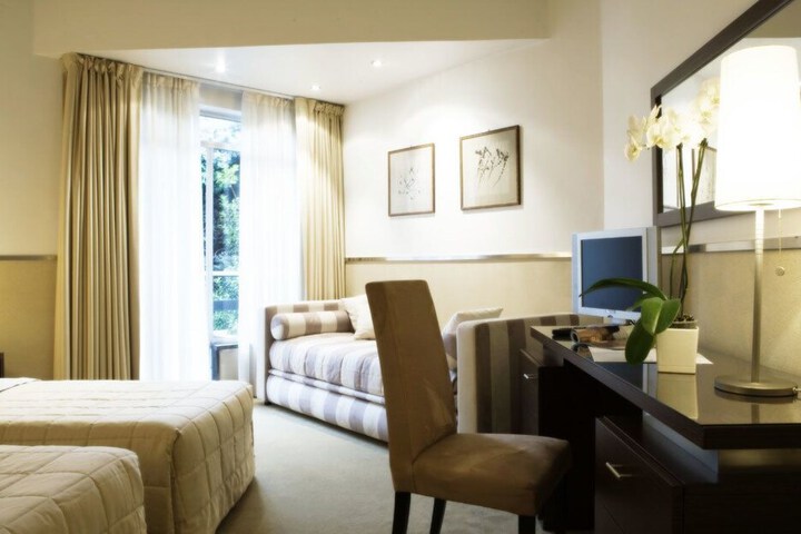 Room 6 of 42