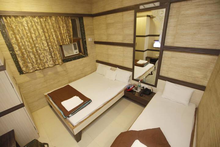 Room 13 of 32