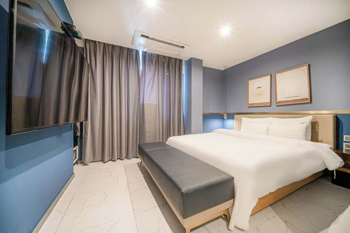 Room 2 of 28