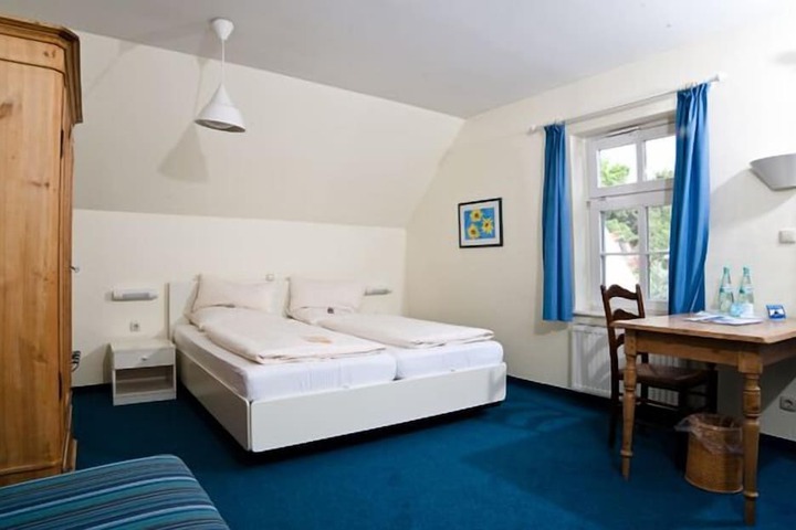 Room 6 of 44