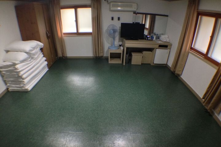 Room 9 of 31
