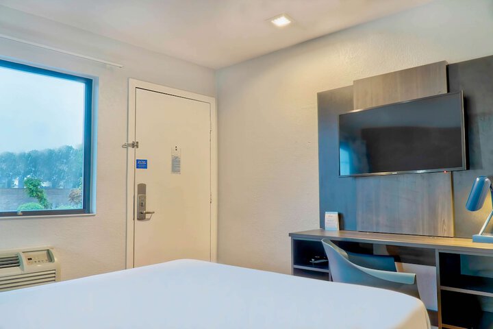 1 Queen Bed Refrigerator (3 of 5)