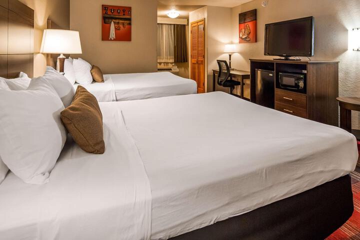 1 King Bed First Floor Microwave and Refrigerator WiFi Full Breakfast (15 of 26)
