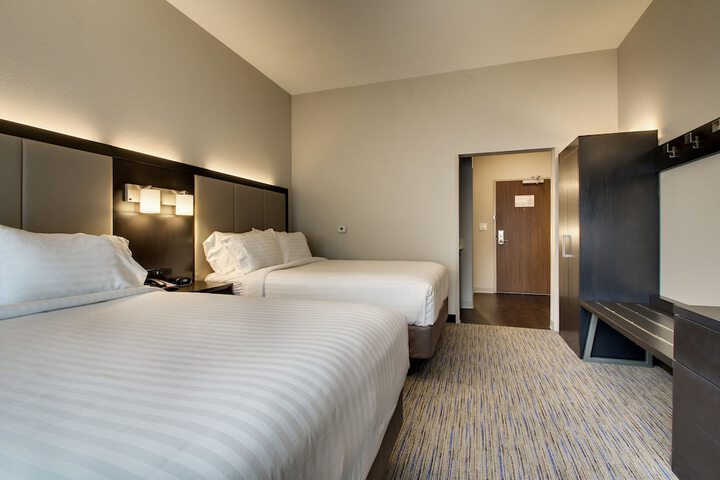 2 Queen Beds (19 of 22)