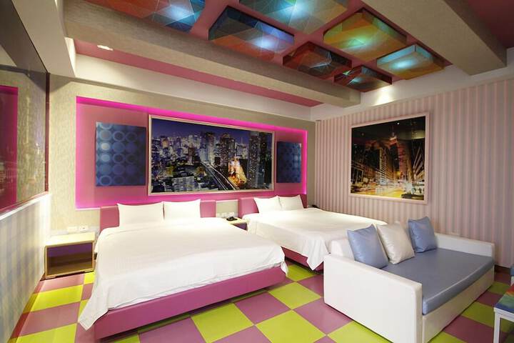 Room 4 of 33