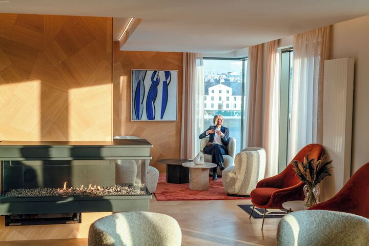 Lounge 128 of 132
