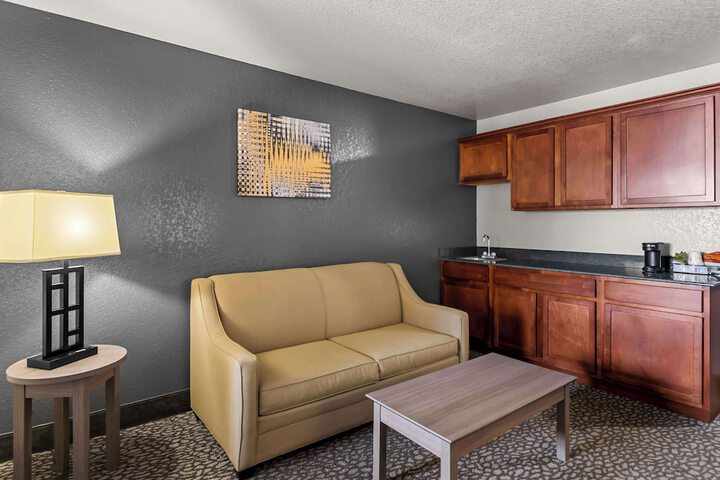 1 King Bed High Speed Internet Micrwave Refridgerator Coffee Maker Full Breakfast (2 of 27)