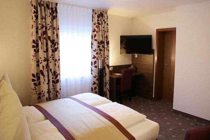 Room 27 of 65
