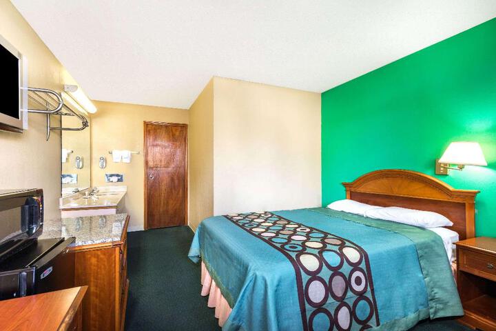 1 Queen Bed (7 of 10)