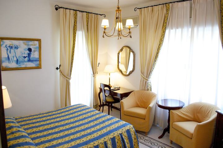 Room 14 of 102