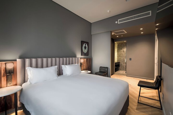 Room 27 of 143