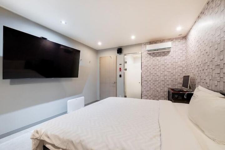 Room 8 of 17