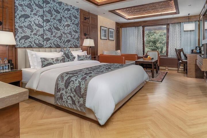 Room 4 of 7