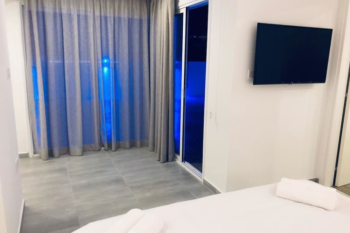 Room 8 of 99