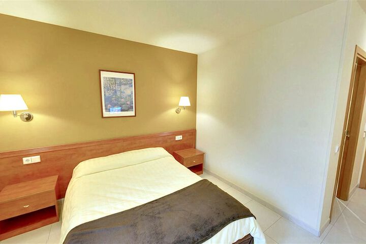 Room 3 of 53