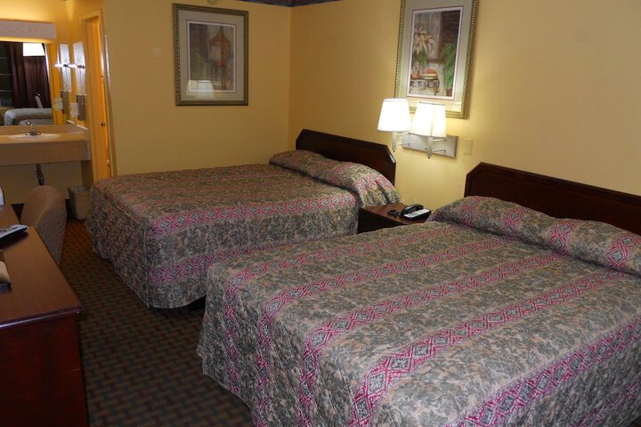 2 Double Beds (3 of 4)