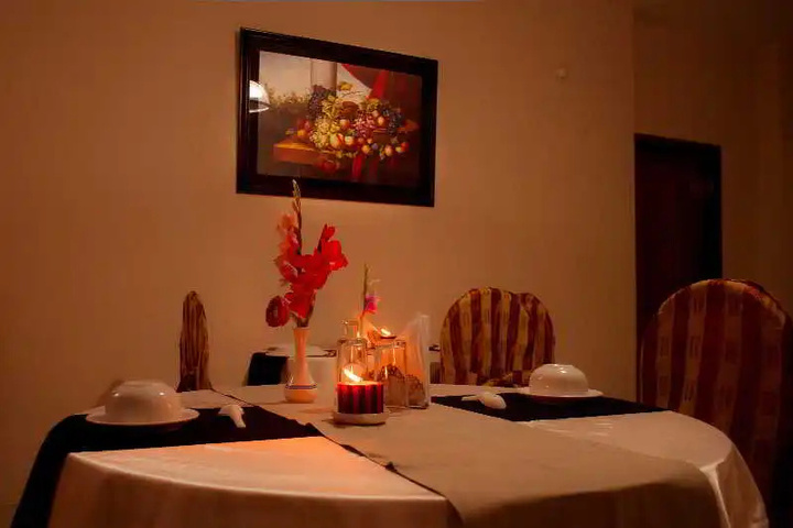 Dining 11 of 12