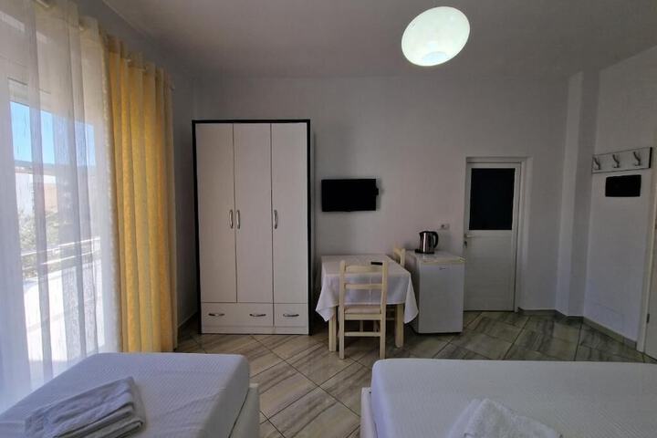 Room 3 of 89