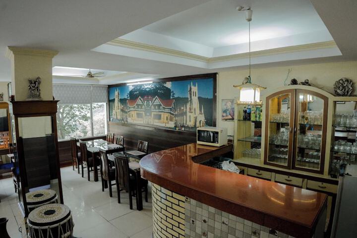 Lounge 23 of 39