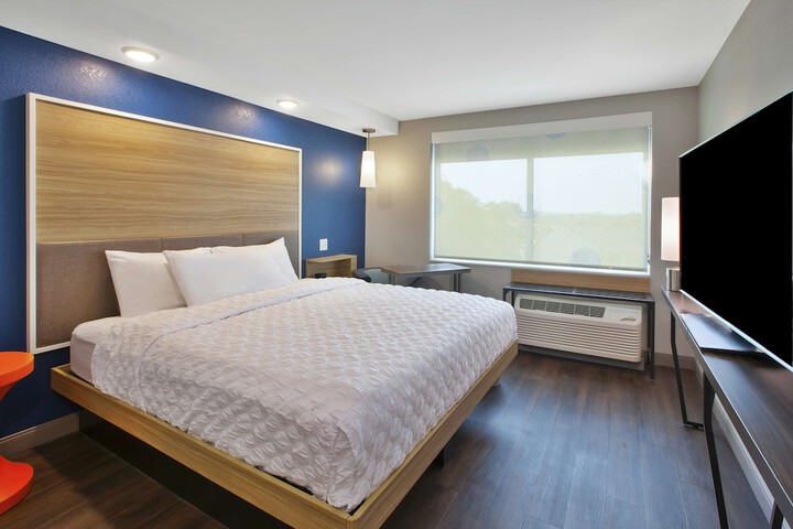 1 King Bed (4 of 14)