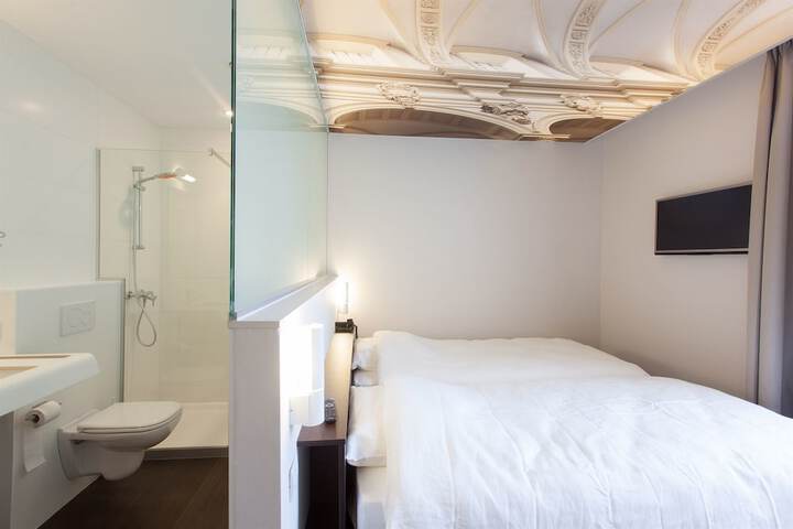 Room 5 of 62