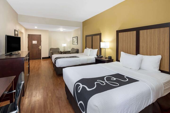 2 Queen Beds (9 of 9)