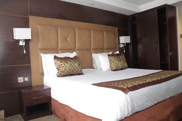 Room 9 of 32
