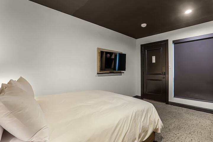 Deluxe Room 1 Queen Bed Mobility Accessible (22 of 26)