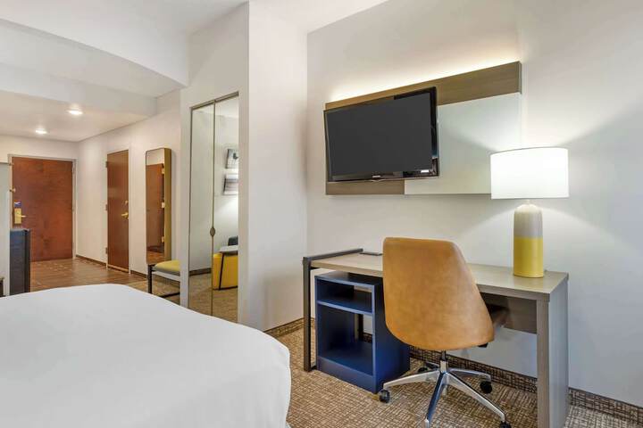 Suite Queen Bed Accessible (18 of 23)