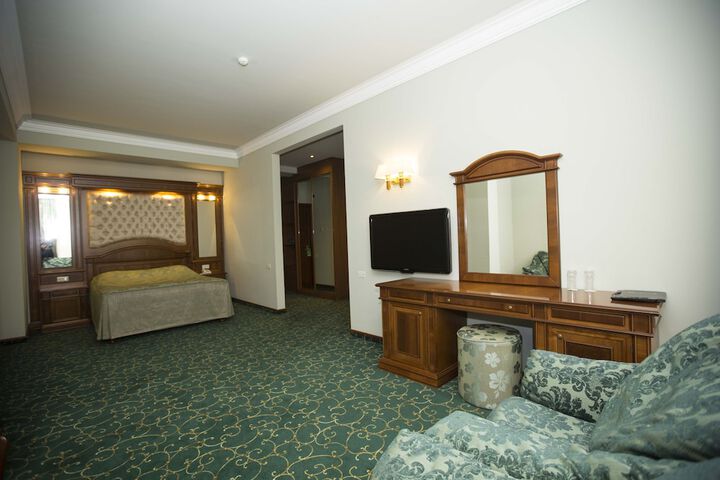 Room 8 of 141