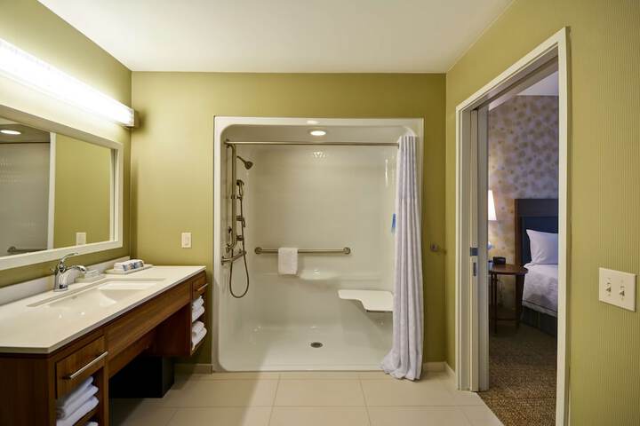 2 Queen Accessible Bathtub Studio (6 of 7)