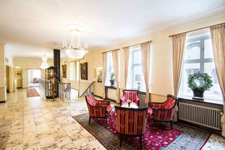 Entrance & Lobby