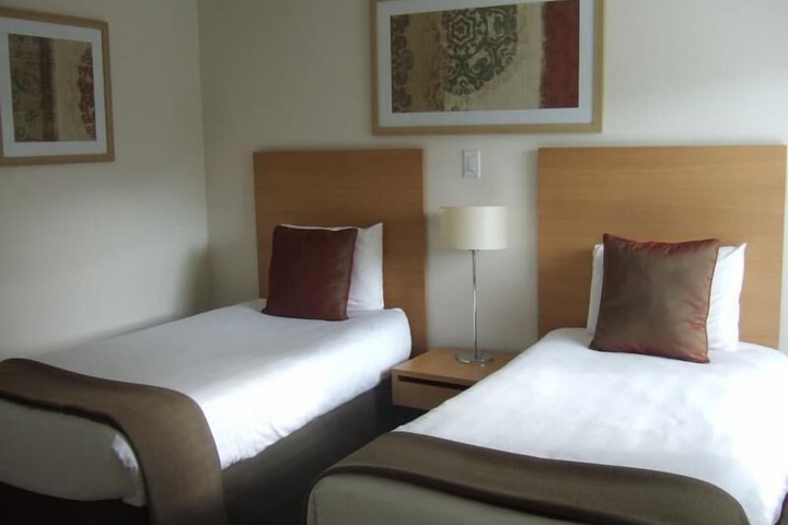 Room 4 of 7