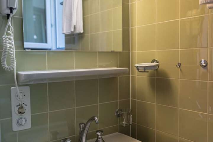 Room 64 of 156