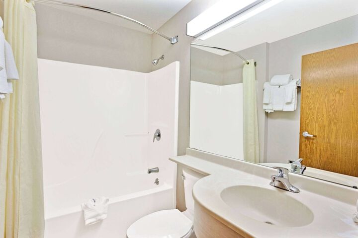 1 Queen Bed Accessible Room (2 of 12)