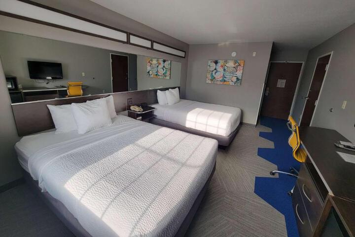 1 Queen Bed Mobility Hearing Impaired Accessible Room (33 of 44)
