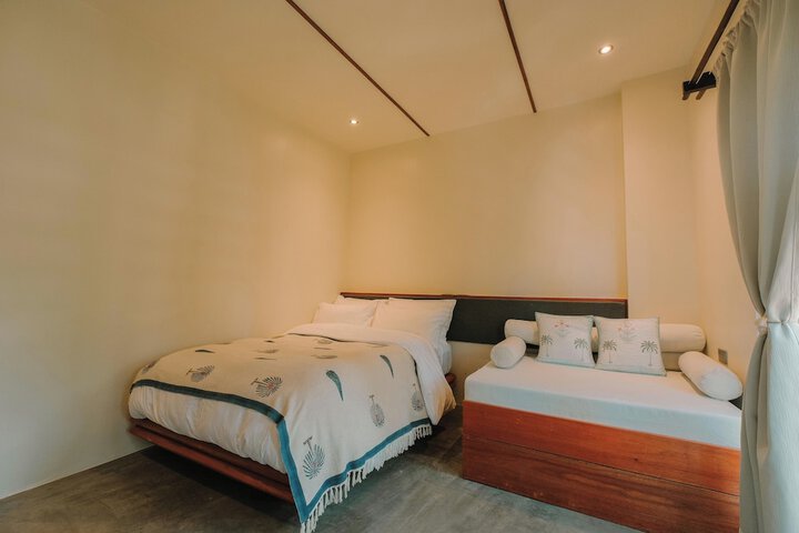 Room 4 of 16