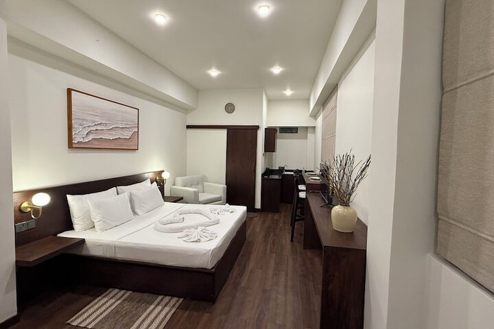 Room 6 of 10