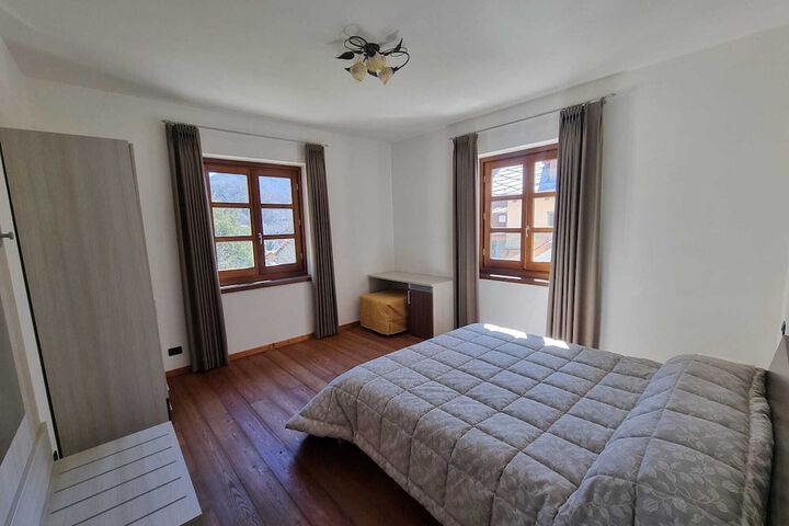 Room 5 of 11