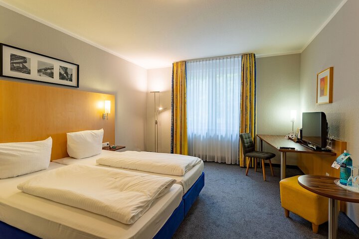 Room 16 of 80
